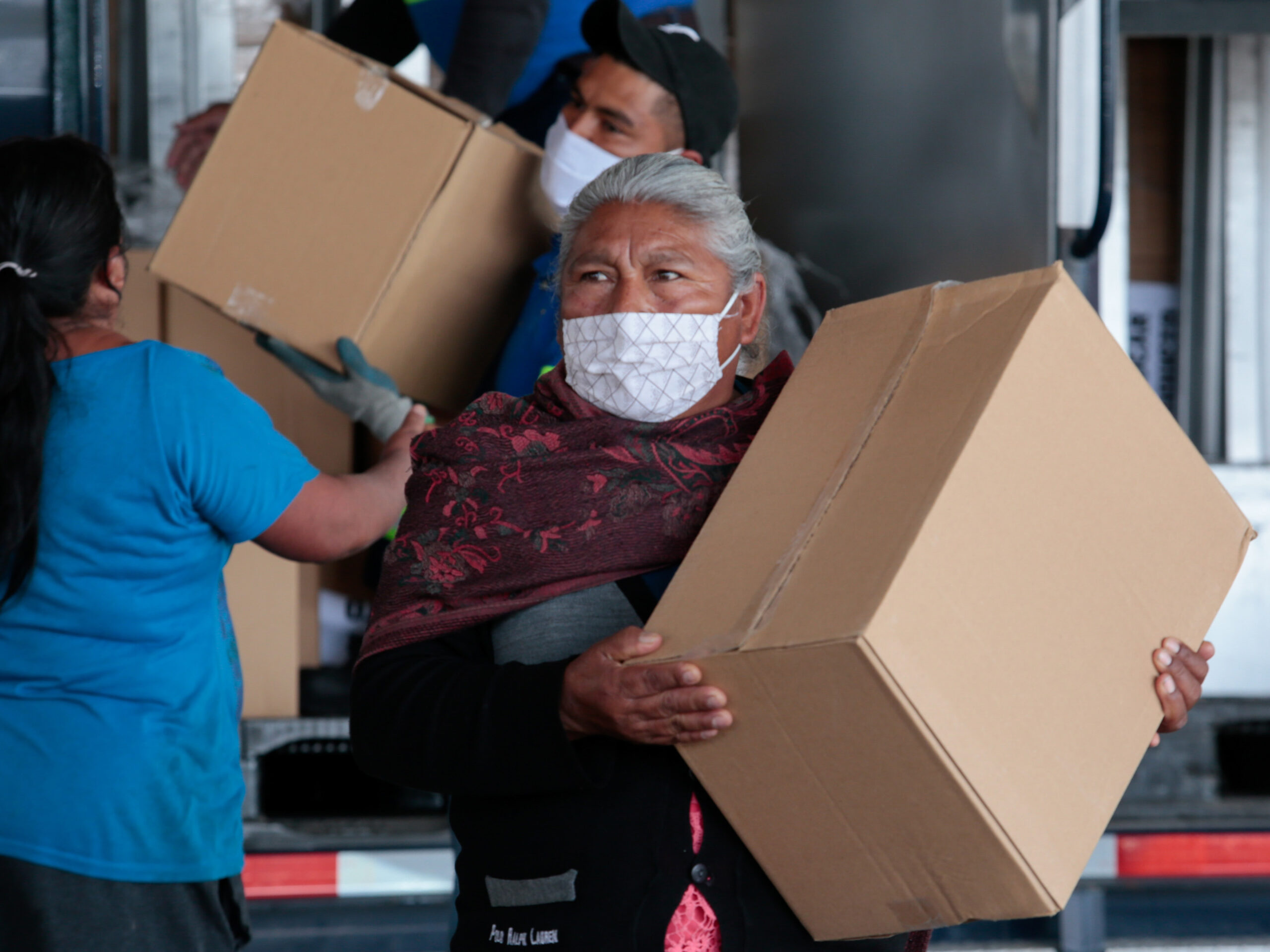 Reparte SEDIF paquetes alimentarios a habitantes de Xochitlán Todos Santos