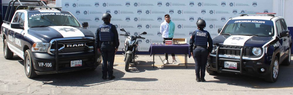Detuvo policía municipal de Puebla a dos probables asaltantes de tienda Oxxo