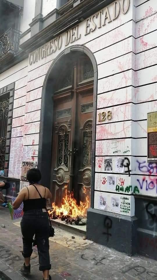 Señalan a integrantes del «Bloque Negro» por prender fuego a la puerta del Congreso poblano