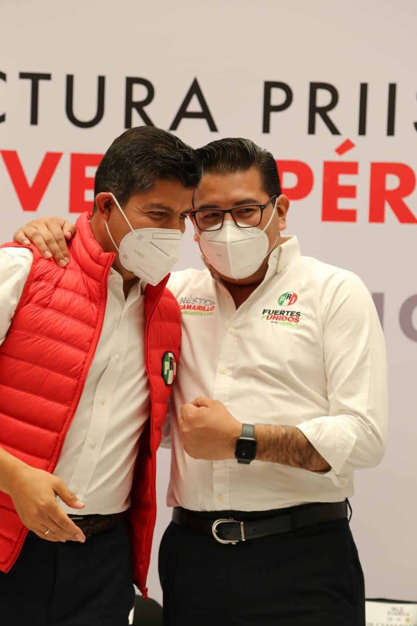 Con chaleco rojo Eduardo Rivera se reúne con líderes priístas