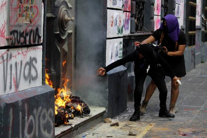 Congreso denuncia penalmente a mujeres por daños del #8M