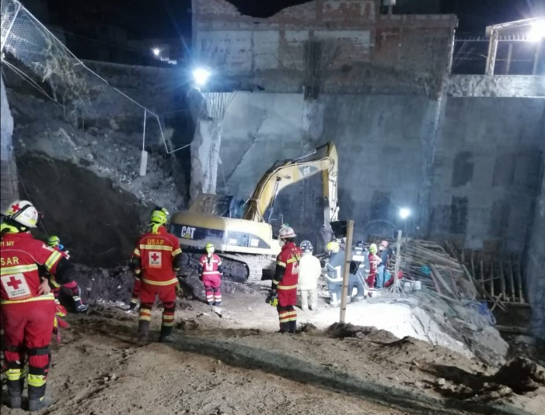 Rescatan el cuerpo de Isael, uno de los tres obreros sepultados en Texmelucan