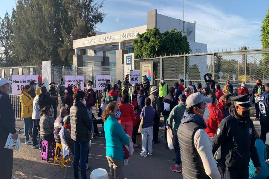 Llama Barbosa a replantear la estrategia de vacunación en Puebla capital