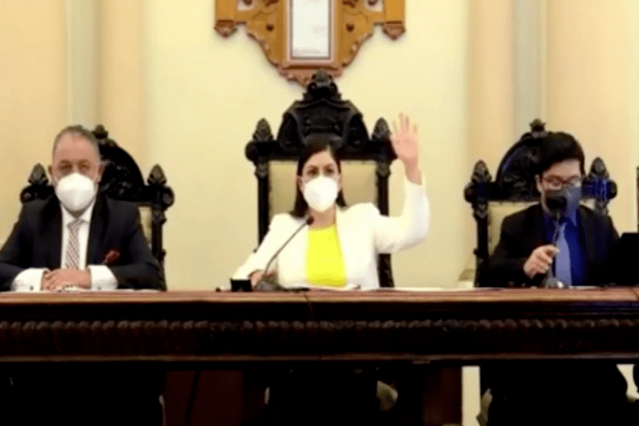 Cabildo de Puebla aprueba licencia de Claudia Rivera Vivanco