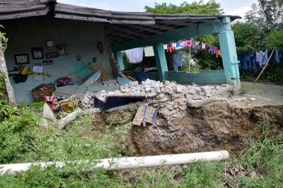 Evacúan a 8 familias por deslizamiento de tierra en Tilapa