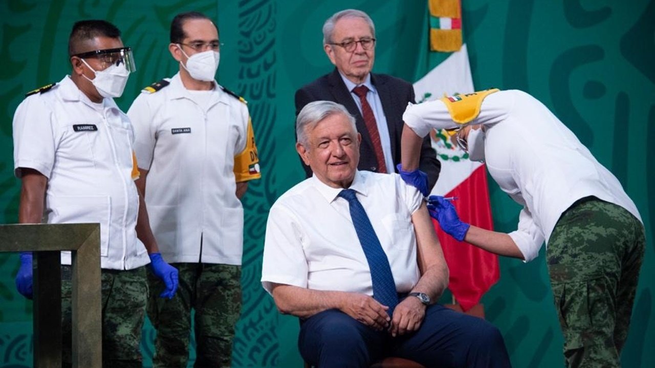 AMLO recibe vacuna contra Covid-19 con dosis de AstraZeneca