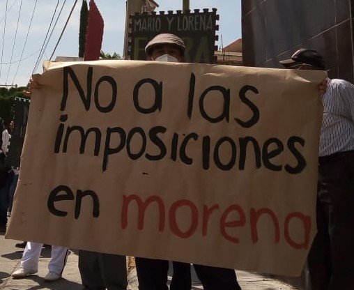 Morenistas se manifiestan durante visita de Mario Delgado a Tlaxcala