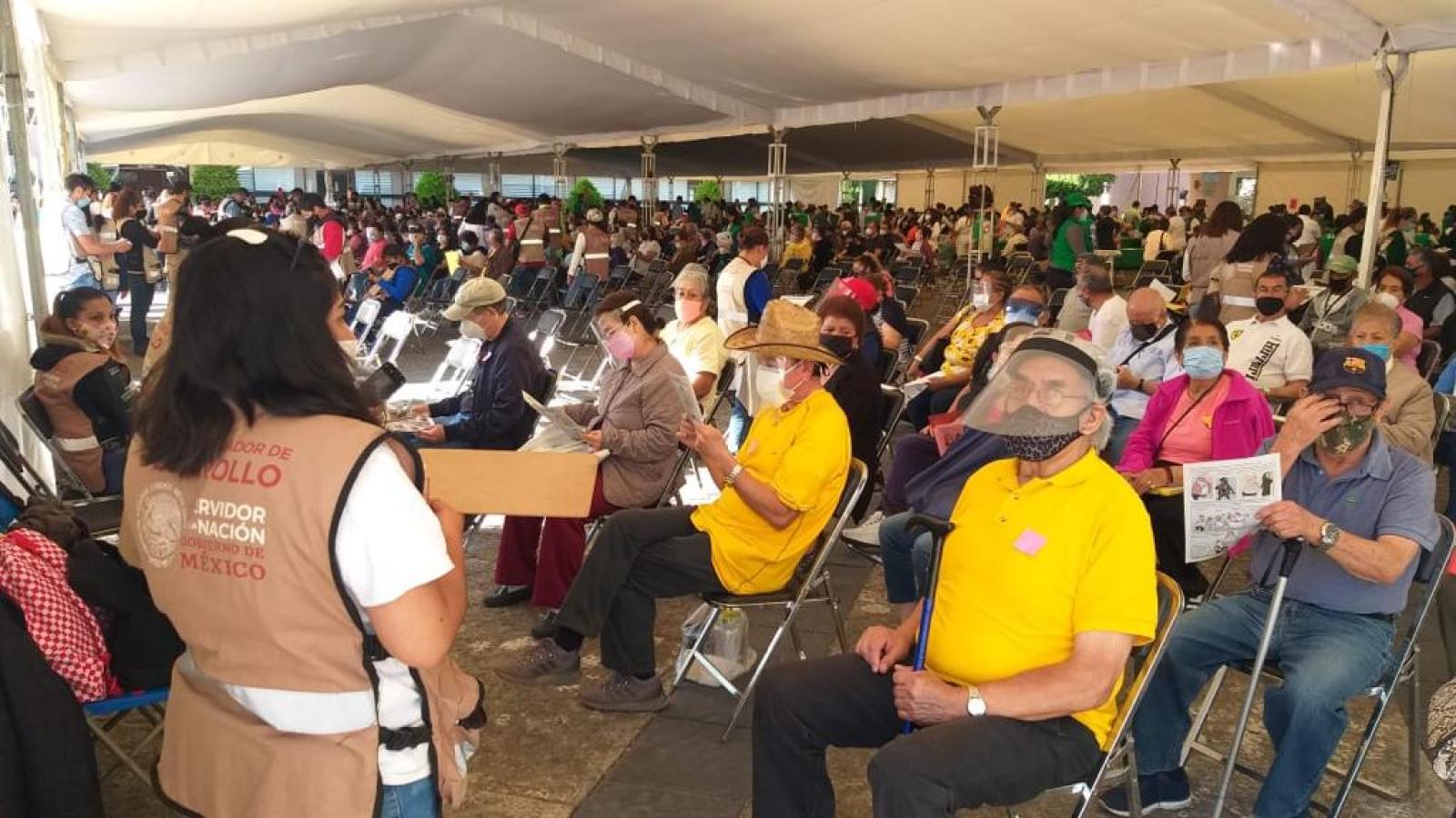 Jóvenes se disfrazan de ancianos para recibir vacuna