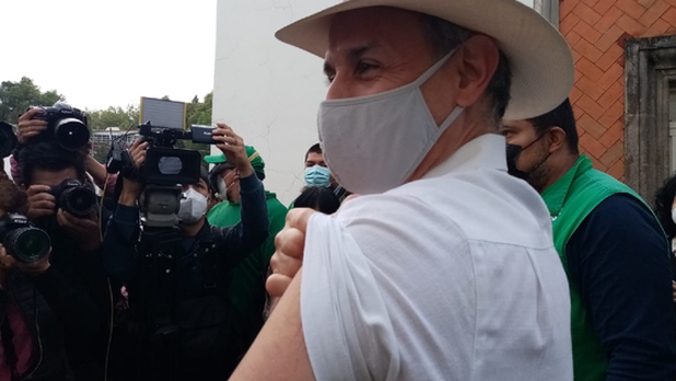 Hugo López-Gatell, subsecretario de Salud, se vacuna contra el covid-19