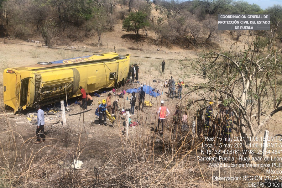 Seis muertos y 20 heridos tras volcadura de autobús en la Mixteca