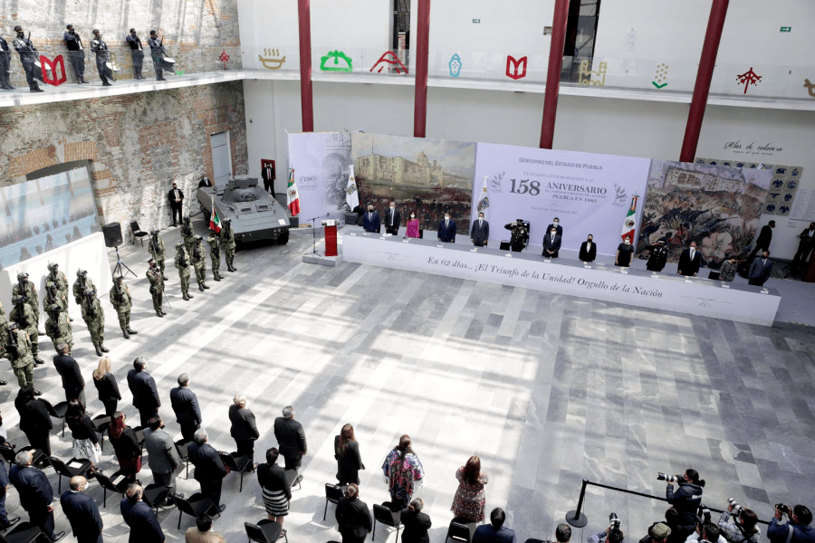 Barbosa da cátedra de Historia durante conmemoración del sitio de Puebla