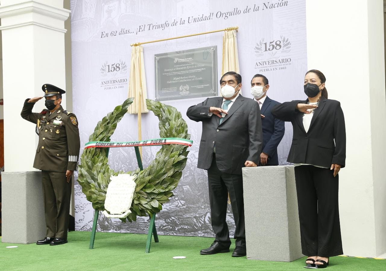 Barbosa da cátedra de Historia durante conmemoración del sitio de Puebla