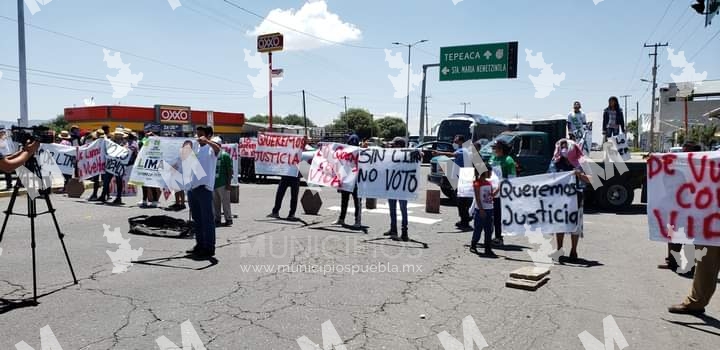 Cierran vialidades en Acajete tras desaparición de candidato del PVEM