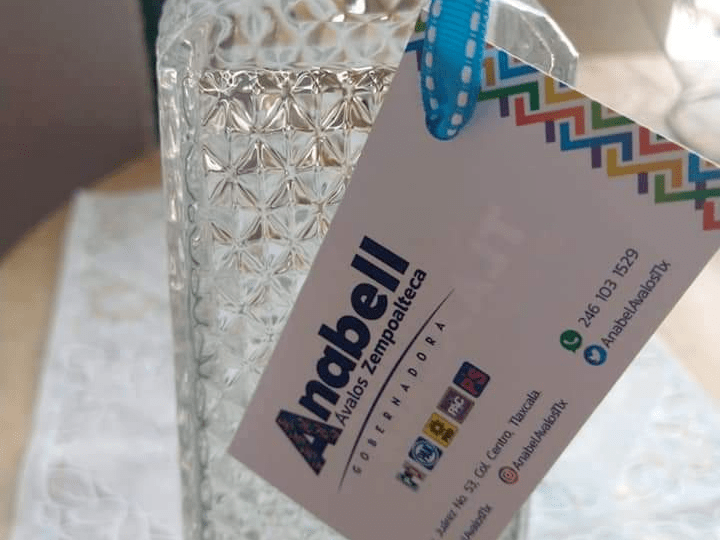 Candidata del PRI regala botellas de tequila a profesores en Tlaxcala