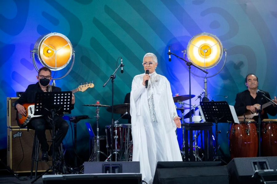 AMLO celebra a las mamás de México con Eugenia León en la mañanera (video)