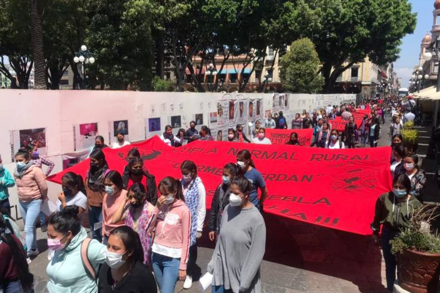 Normalistas de Teteles se manifiestan frente al zócalo de Puebla