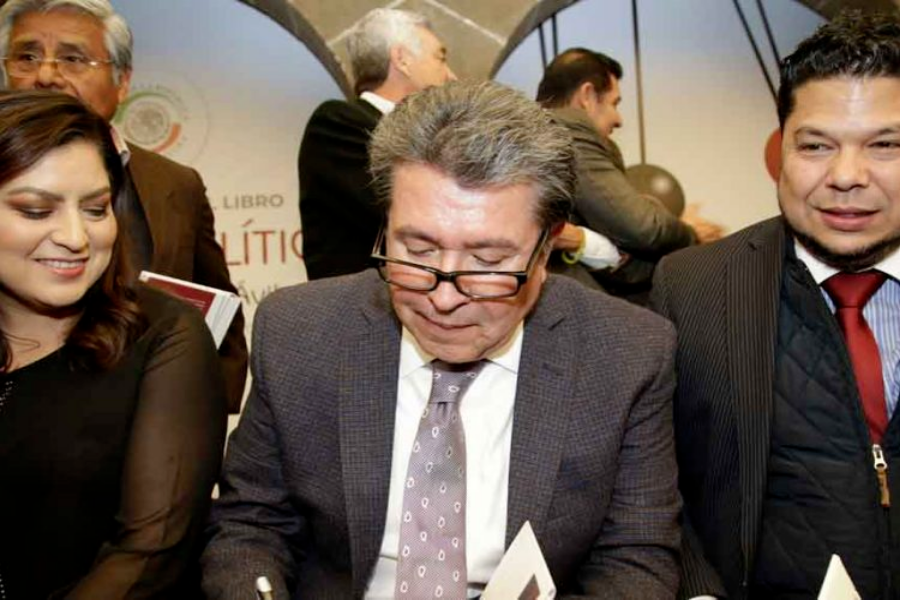 Llega Ricardo Monreal a Puebla para reconciliar a Claudia y Biestro