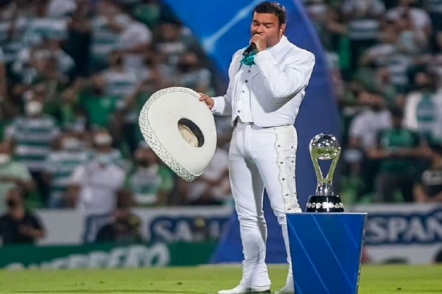 Pablo Montero se disculpa por cantar mal el himno nacional