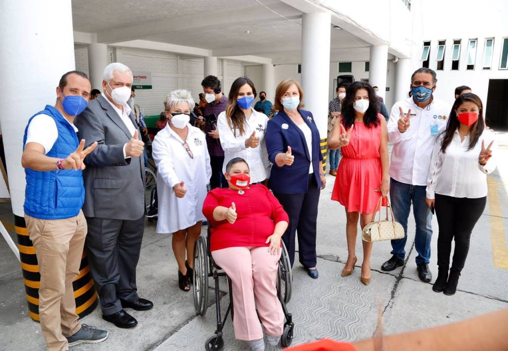Candidatos de Va Por México firman compromisos con personas con discapacidad