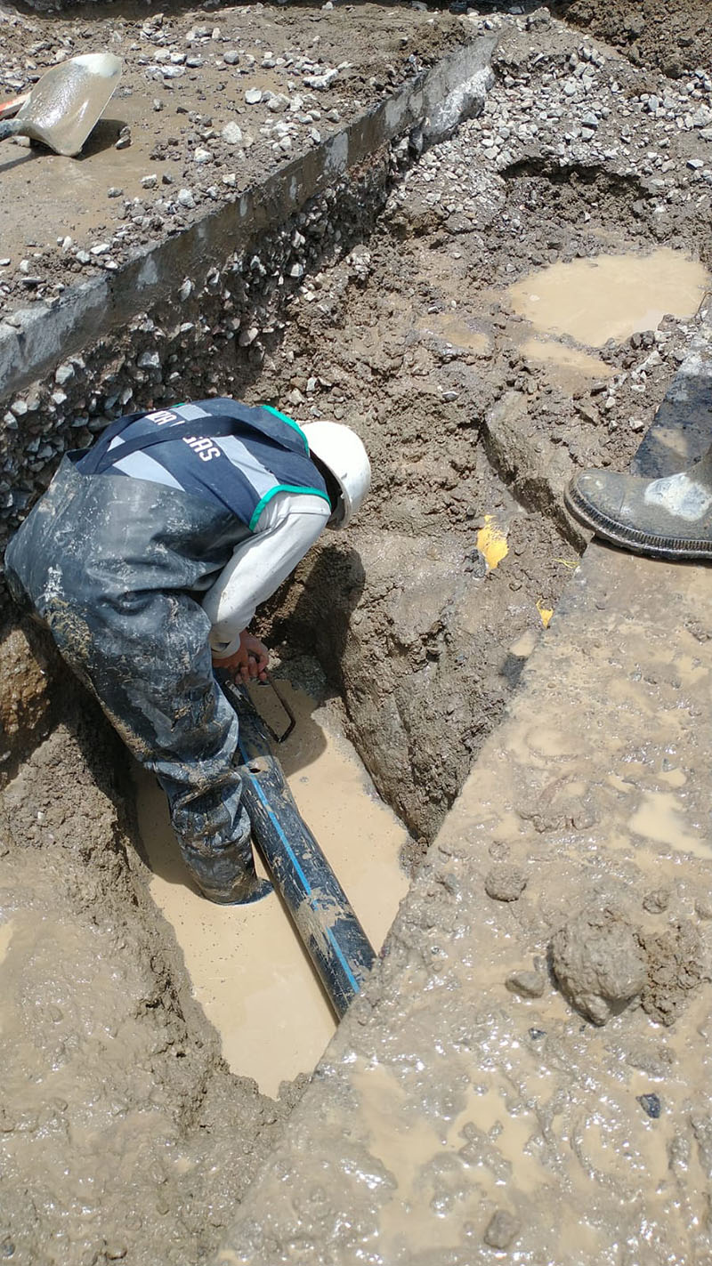 Agua de Puebla repara fuga de agua ocasionada por conexión de Plaza Arcángeles en Lomas de Angelópolis