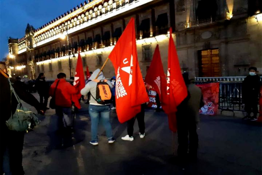 Vendedores de la 28 de Octubre se manifiestan frente a Palacio Nacional (video)