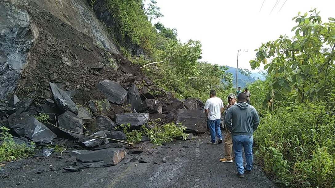 Lluvias dejan afectaciones en viviendas y carreteras de la Sierra Norte