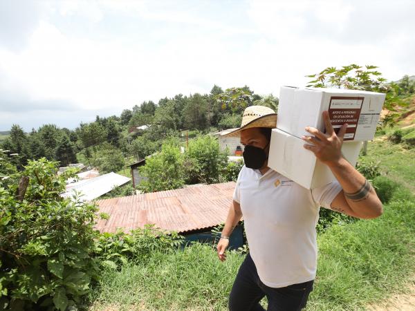 Comunidades indígenas de la Sierra Norte reciben apoyos alimentarios del SEDIF