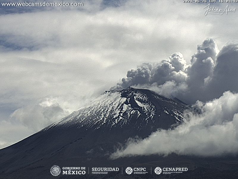 El volcán Popocatépetl mantiene exhalaciones de vapor de agua y ligeras cantidades de ceniza