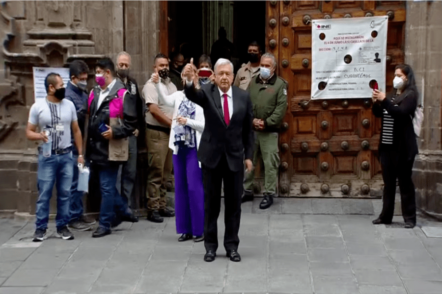 ¡Viva la democracia!: AMLO al salir de votar (video)