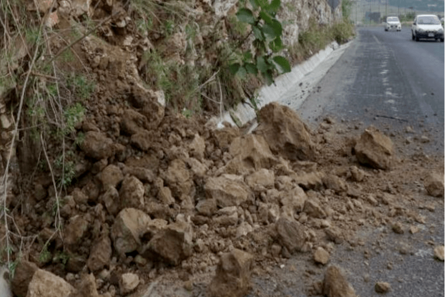 Derrumbe en la carretera Nautla-Hueytamalco causa obstrucción de carril