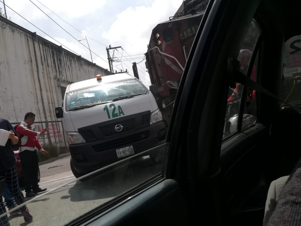 Ruta 12A es embestida por tren frente al Hospital de Traumatología