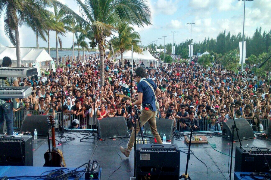 Se contagian de Covid 30 estudiantes poblanos durante viaje de graduación a Cancún