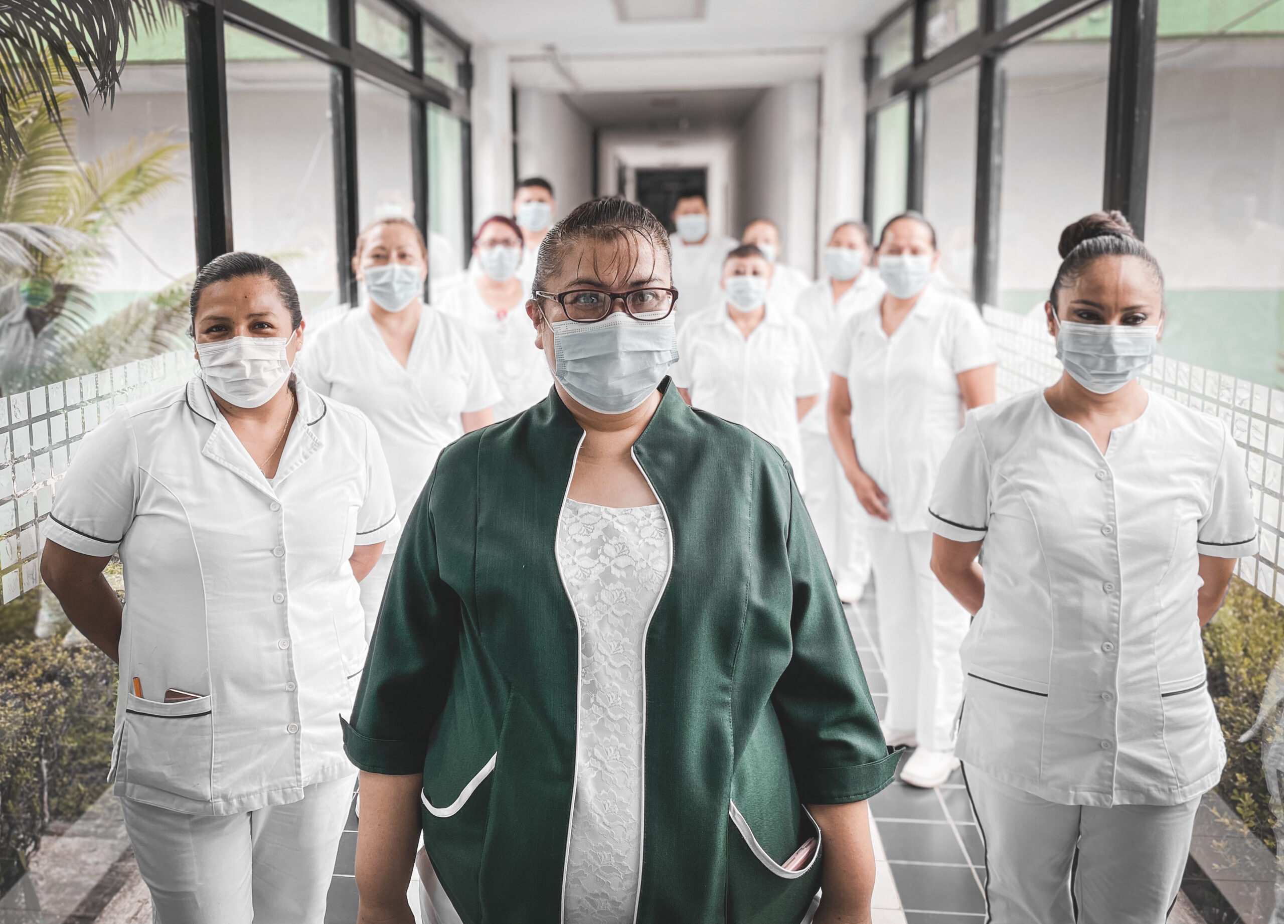 Enfermera recibe reconocimiento por su labor en la pandemia: IMSS