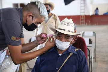 Entregan SEDIF y Beneficencia Pública auxiliares auditivos y lentes en comunidades indígenas