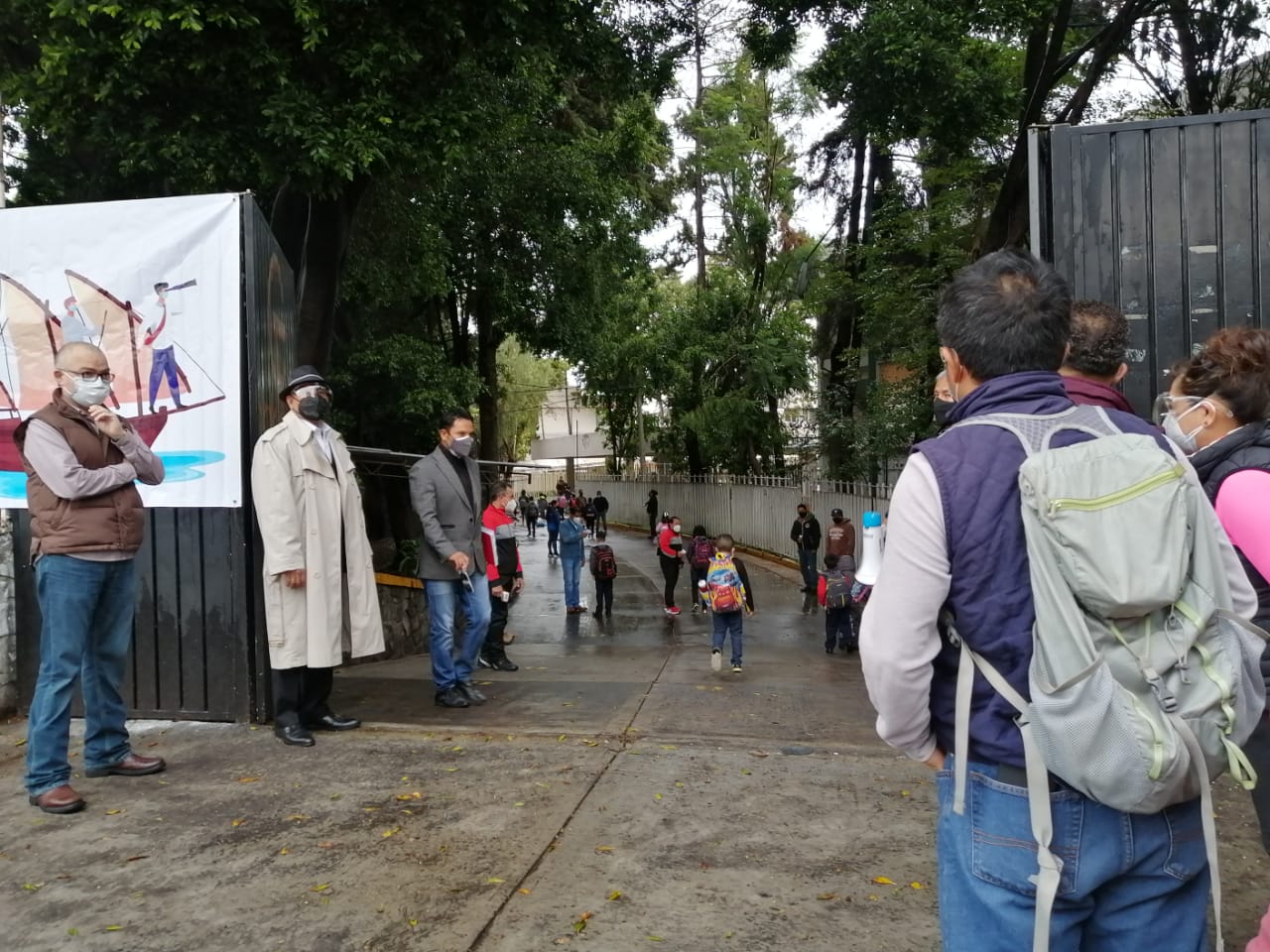Tenemos que arriesgarnos: padres de familia que sí llevaron a sus hijos a la escuela