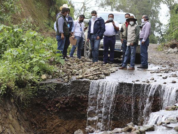 Incrementa Secretaría de Infraestructura maquinaria en Sierra Norte para liberar caminos