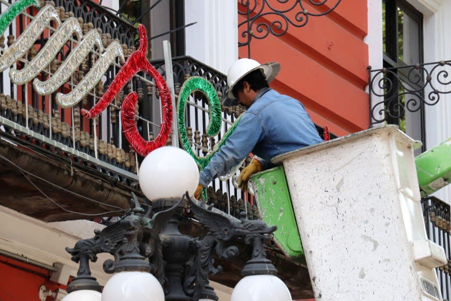Colocan iluminación con motivo de las fiestas patrias