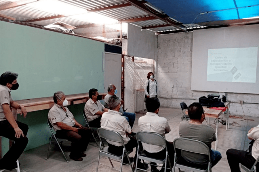 Choferes de ruta en Tecali reciben capacitación sobre violencia de género