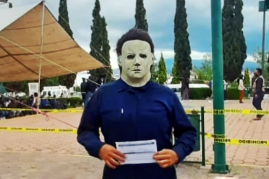 Disfrazado de Michael Myers, hombre se vacuna contra COVID en Apizaco