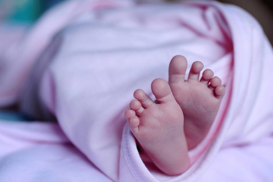 Bebé de un mes de edad está hospitalizado por COVID