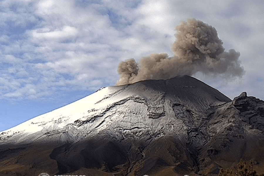 Fumarola, incandescencia y caída de ceniza por parte del Popocatépetl