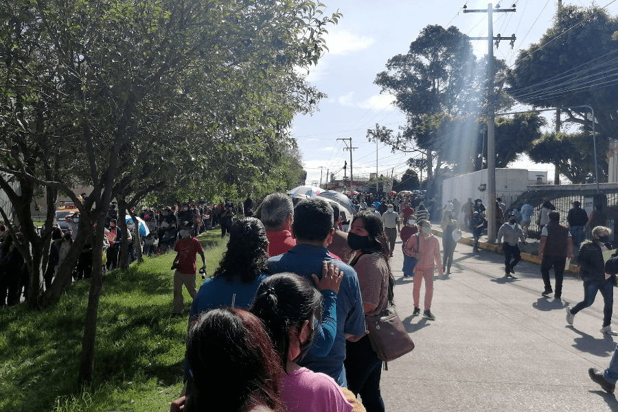 Largas filas en los centros de vacunación a treintañeros de Puebla capital
