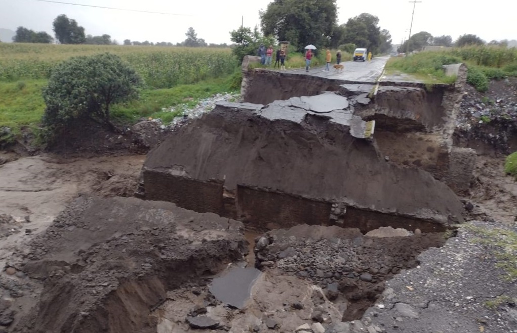 Por intensas lluvias se colapsó el puente de la carretera Tlachichuca-Guadalupe Victoria (Video)