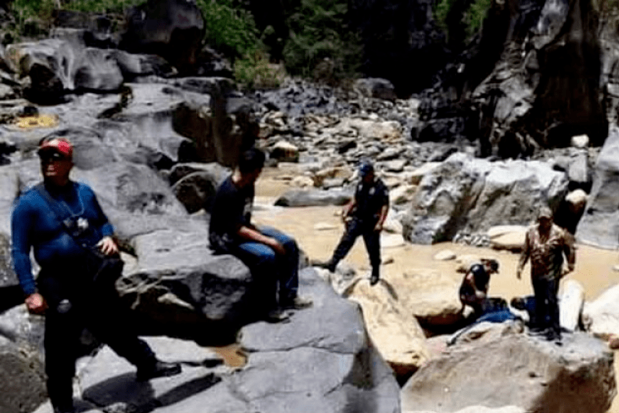 Localizan un segundo cadáver tras caída de una retroexcavadora en Tlatlauquitepec