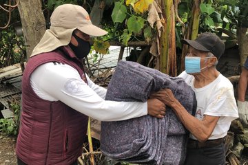 Reciben apoyos del SEDIF comunidades indígenas de Pahuatlán y Tlacuilotepec