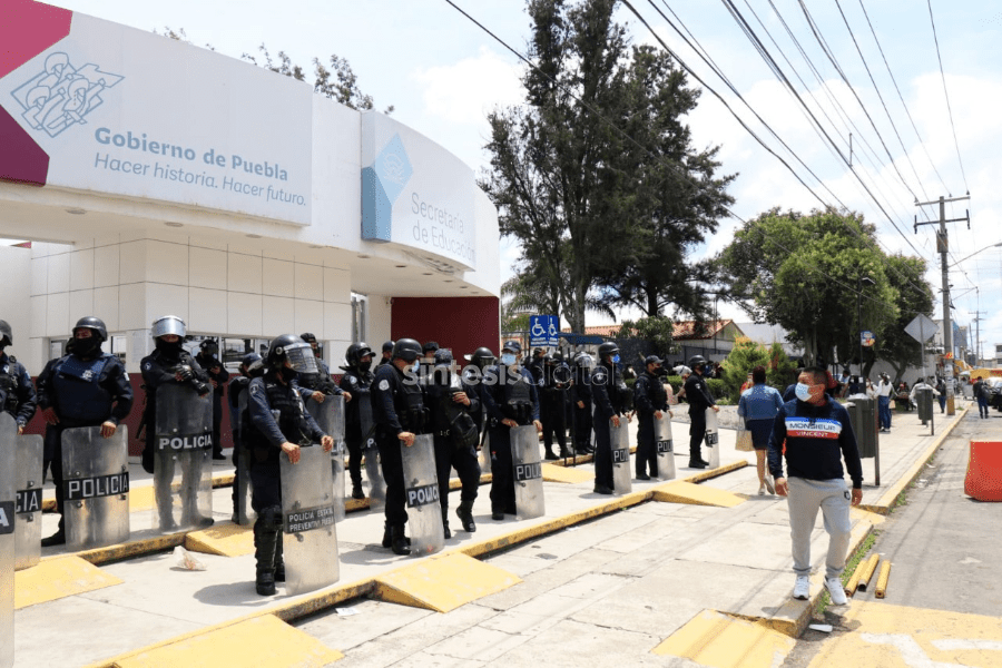 Policías estatales resguardan la SEP tras protesta violenta de docentes de Tecamachalco
