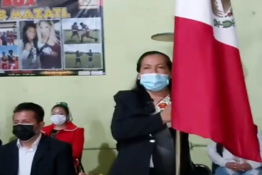 Alcaldesa de Mazatecochco, Tlaxcala, hace el ridículo al dar el Grito de Independencia (video)