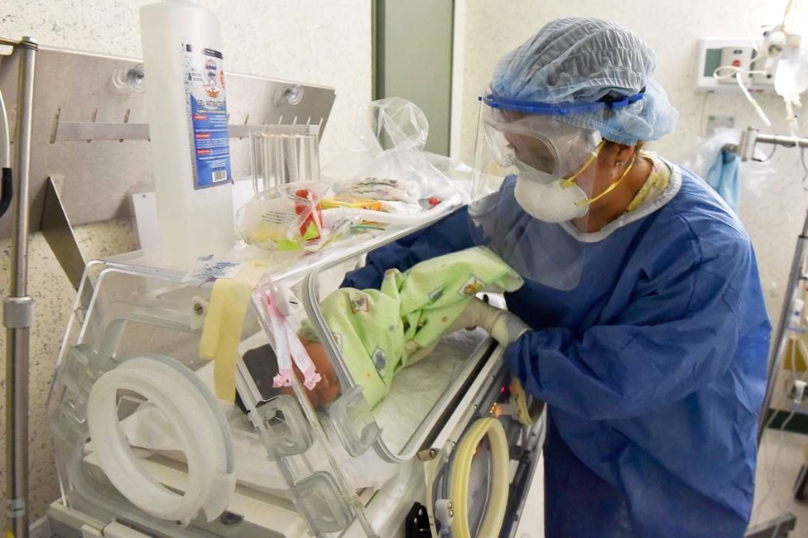 Siete menores de un año están internados por COVID en Puebla
