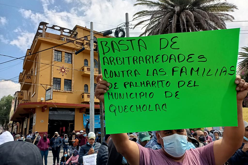 Detienen a mujer que convocó a la manifestación de pobladores de Quecholac en Casa Aguayo