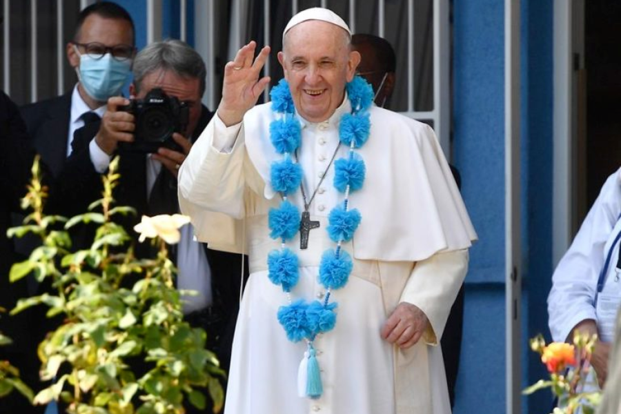 La Iglesia debe avanzar en temas de diversidad sexual, afirma el papa Francisco